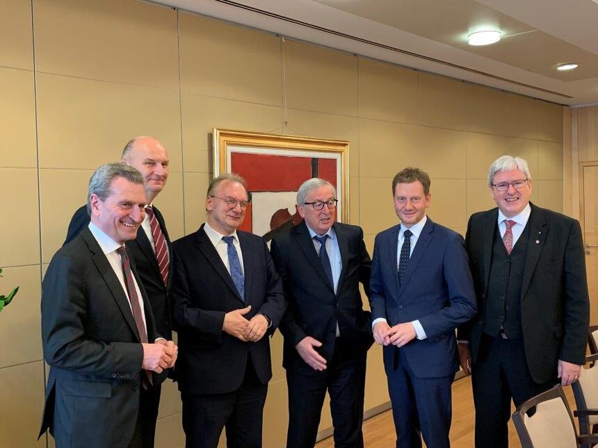 Gruppenbild stehend Ministerpräsidenten mit Kommissionspräsident Juncker und weiteren Gesprächspartnern in Konferenzraum