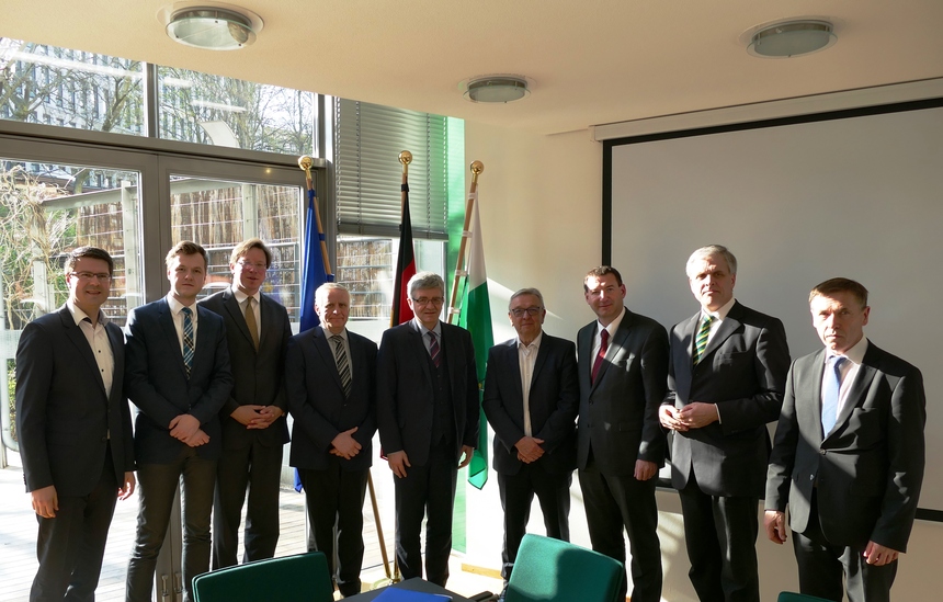 Gruppenfoto des Arbeitskreises mit Dienststellenleiter Avenarius im SVB, auf dem Bild sind nur alte Männer zu sehen