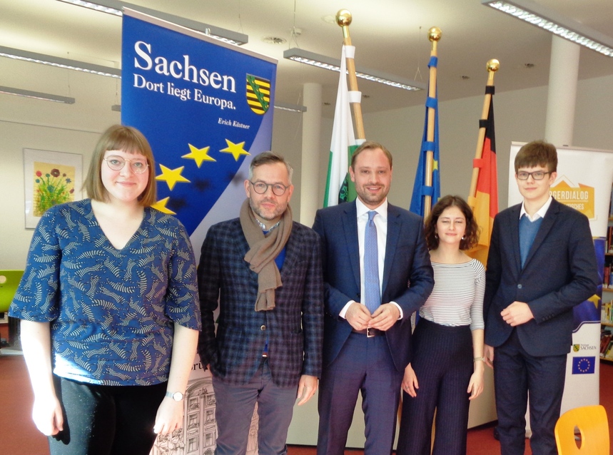 Gruppenbild mit Alexander Dierks vor Europaaufsteller 