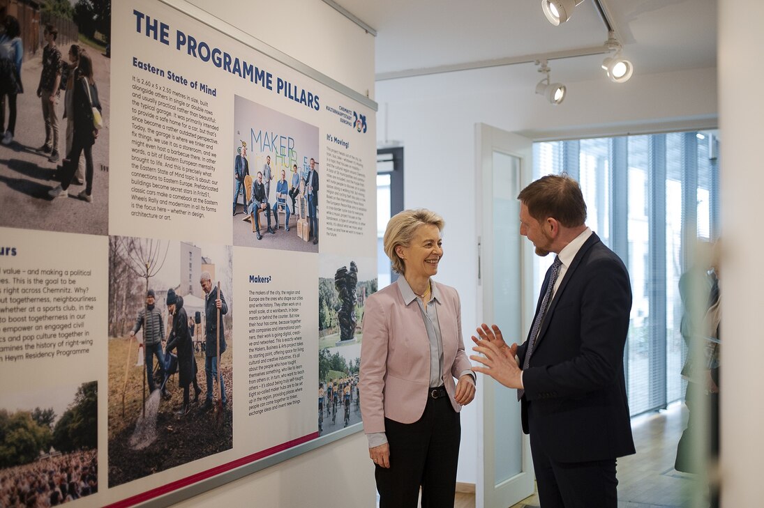 Kommissionspräsidentin Ursula von der Leyen im Gespräch mit Ministerpräsident Michael Kretschmer