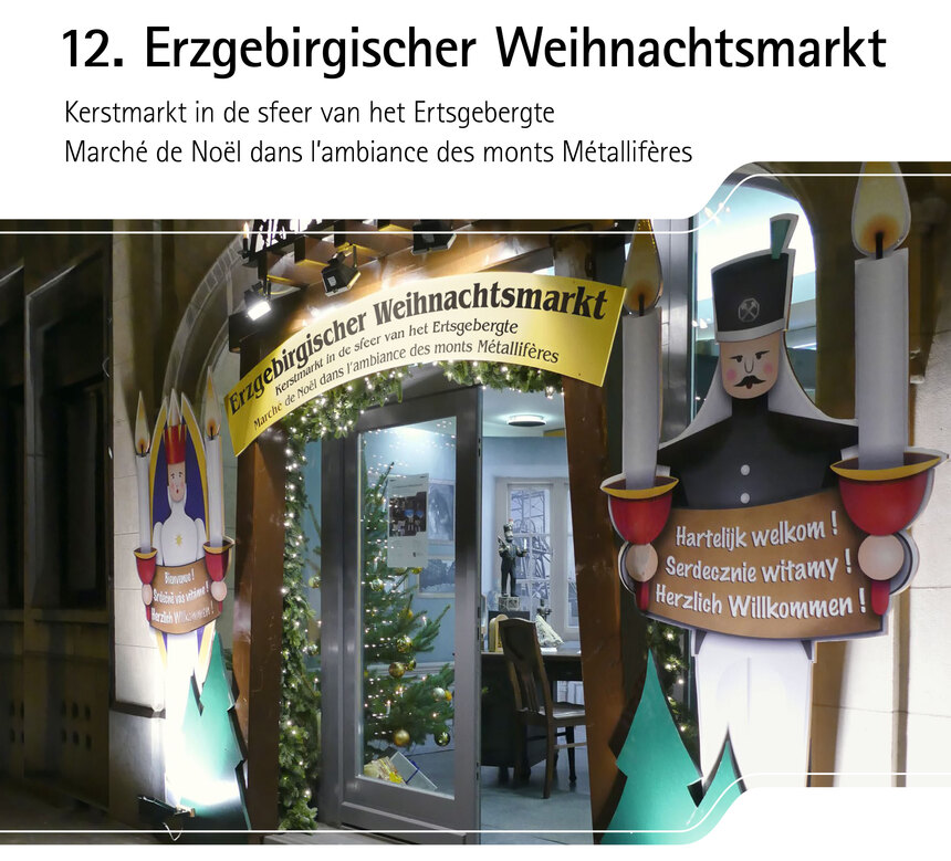 Plakat zum Erzgebirgischen Weihnachtsmarkt im Sachsen-Verbindungsbüro Brüssel, gezeigt wird die Eingangstür umrahmt mit Tannengirlanden, Lichterketten und übergroßen erzgebirgischen Nussknackern rechts und links der Tür.