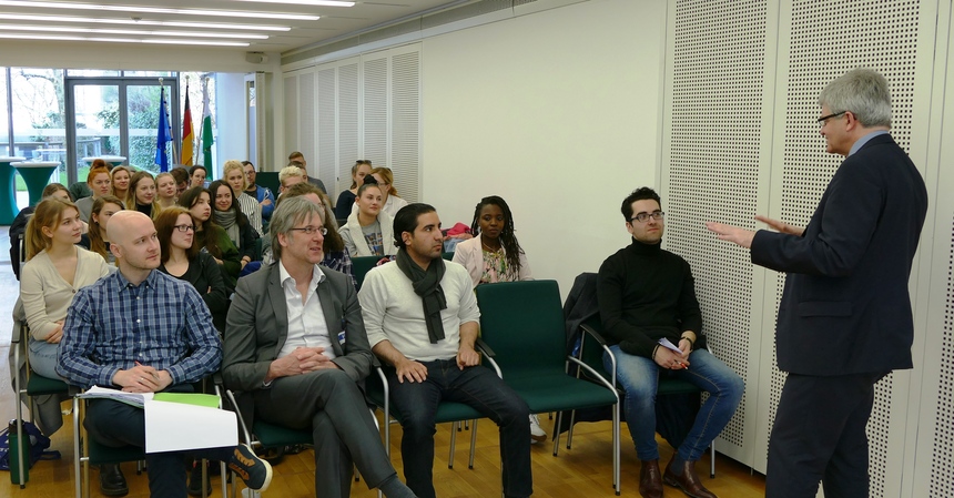 Teilnehmer sitzend und hören einem Vortrag von Christian Avenarius zu im Sachsen-Verbindungsbüro Brüssel