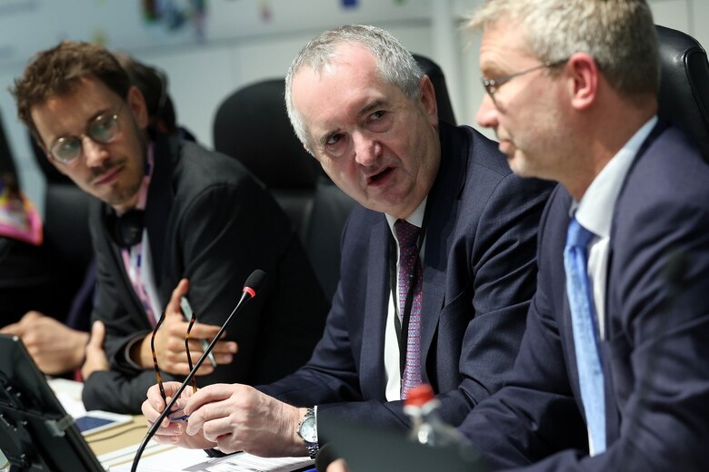 Thomas Schmidt (Mitte) diskutiert im Rahmen der Europäischen Woche der Regionen und Städte 2025 die Entwicklung der Automobilindustrie in Sachsen.