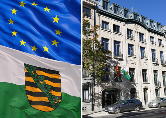 Splitscreen: Links Fahnen Sachsen und Europa, rechts Gebäude des Verbindungsbüros