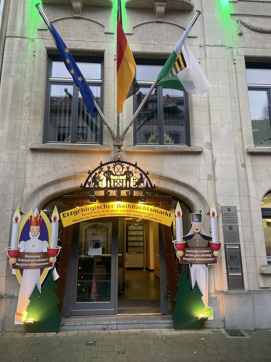 Eingang des Sachsenverbindungsbüros mit Engel und Bergmann