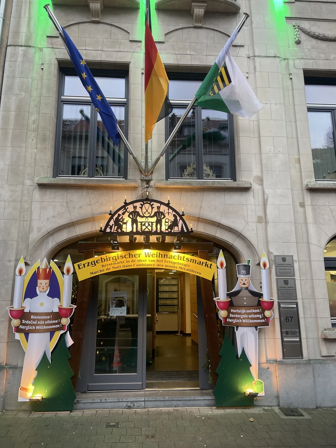 Eingang des Sachsenverbindungsbüros mit Engel und Bergmann