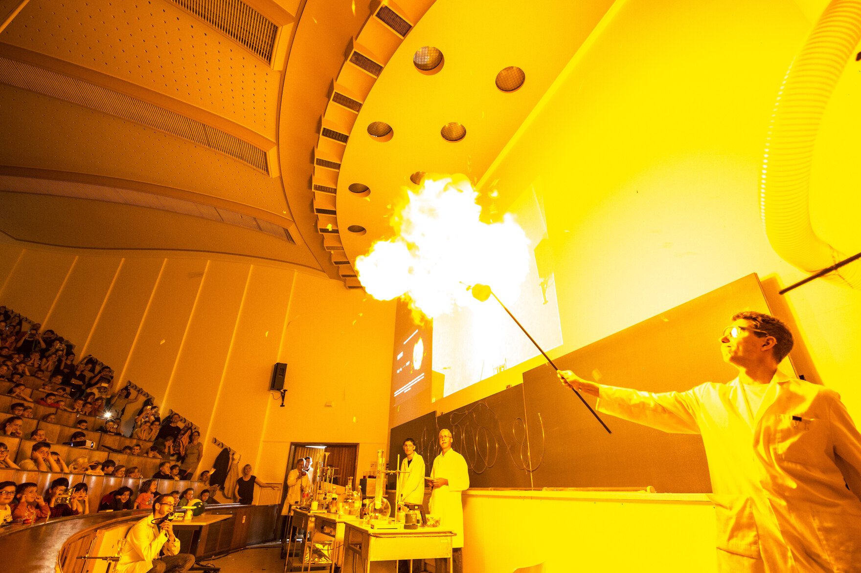 Feuershow in Chemievorlesung TU Chemnitz