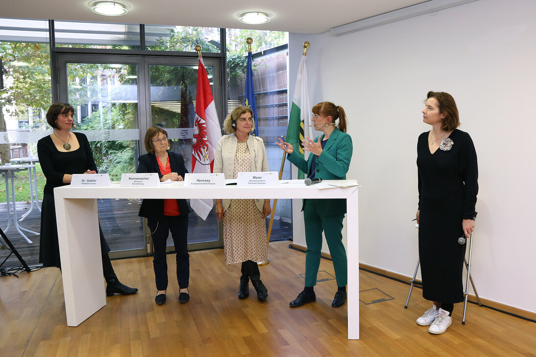 Gesprächsrunden und Diskussion zum Strukturwandel in europäischen Regionen mit Staatsministerin Katja Meier, Ministerin Ursula Nonnemacher, Julia Gabler Leiterin des TRAWOS-Instituts für Transformation und Monika Hencsey, Europäische Kommission