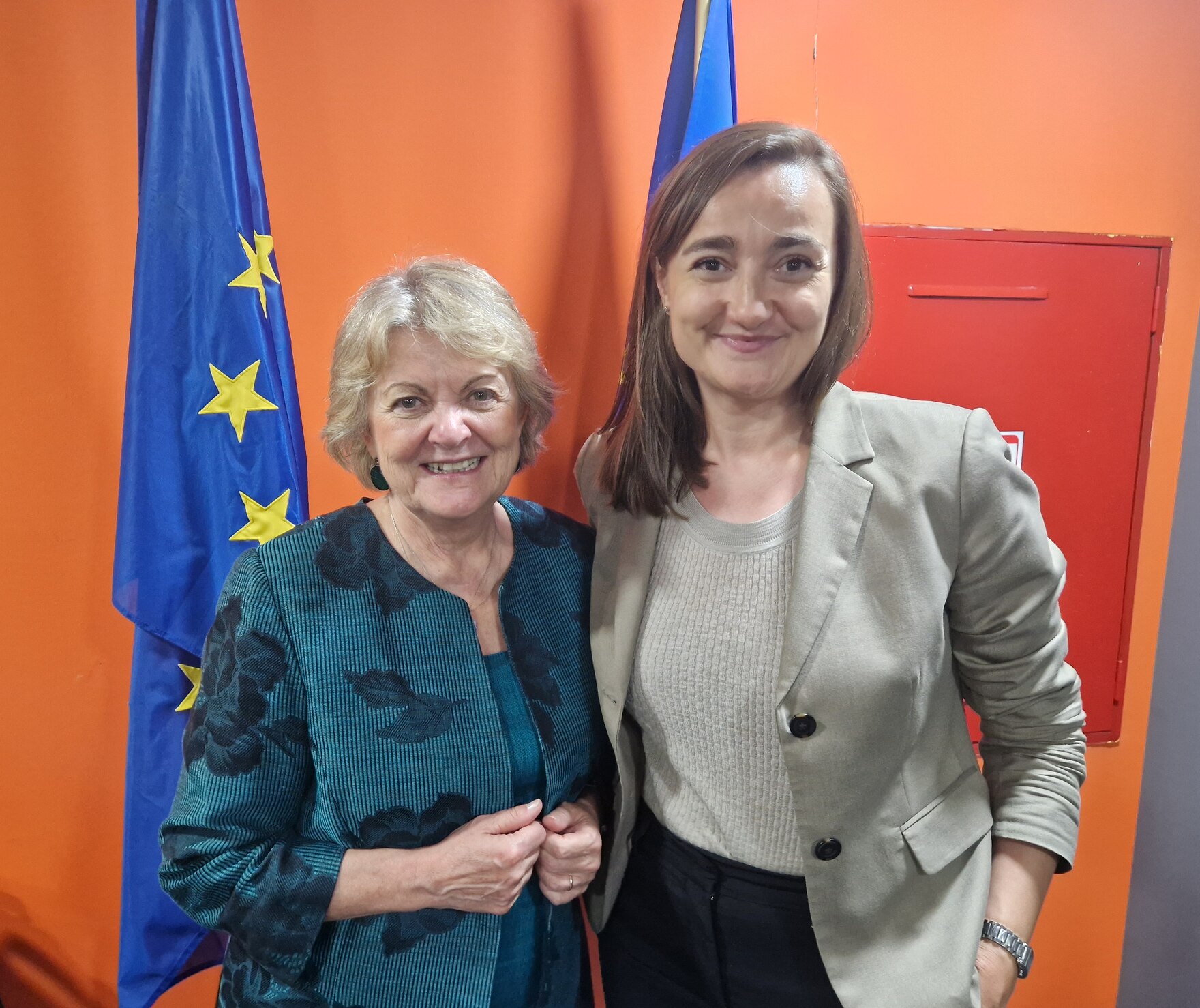 Kommissarin für Regionalpolitik Elisa Ferreira links, Helene-Olesja Betuch rechts