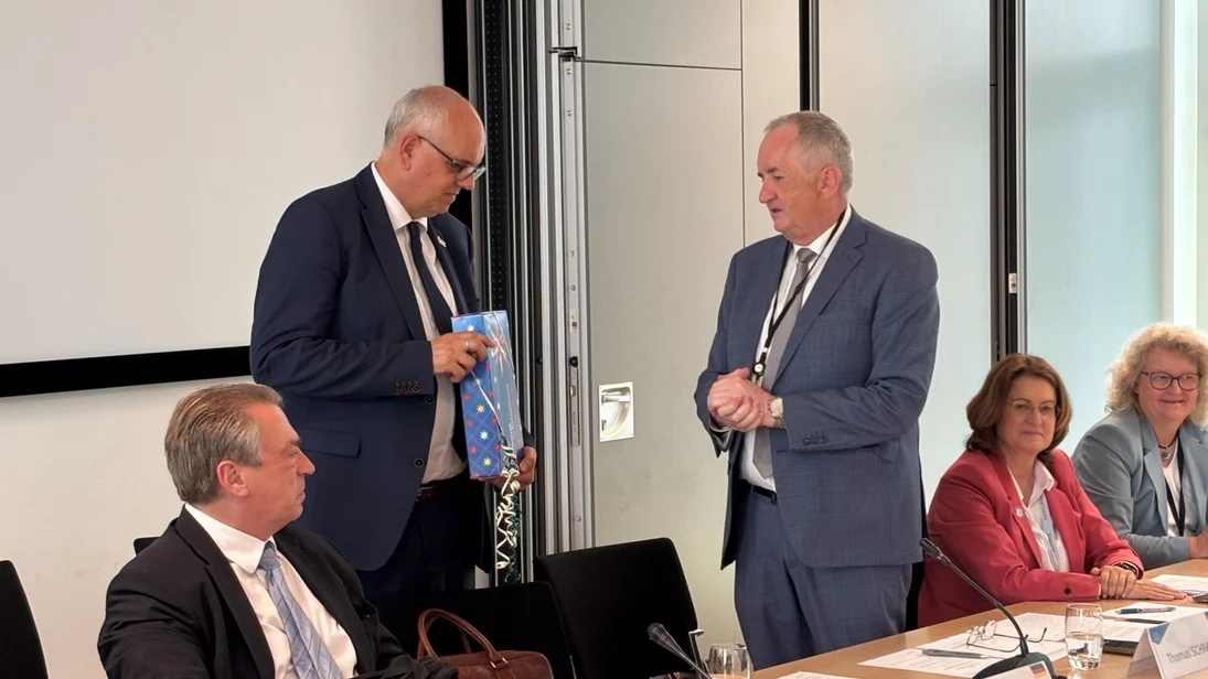 Herrnhuter Stern: Bundesratspräsident Dr. Andreas Bovenschulte erhält als Gastgeschenk einen Herrnhuter Stern, überreicht durch den Vorsitzenden Herrn MdL Thomas Schmidt