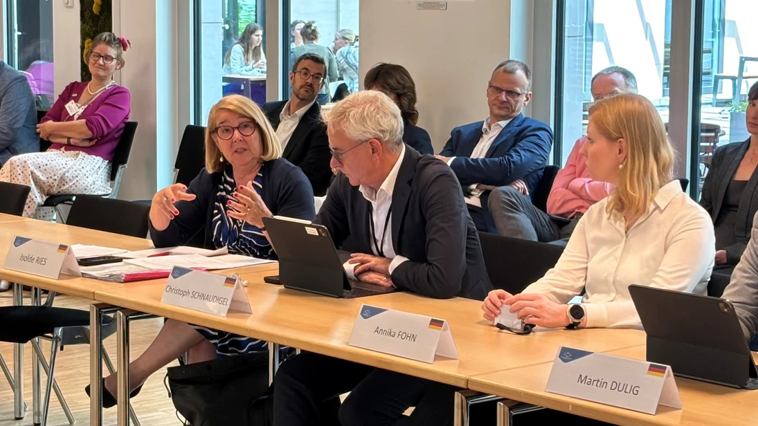 Die Mitglieder der Deutschen Delegation im Austausch mit dem Bundesratspräsidenten Dr. Andreas Bovenschulte (v. l. n. r.: Isolde Ries, Landrat Dr. Christoph Schnaudigel, MdL Annika Fohn).