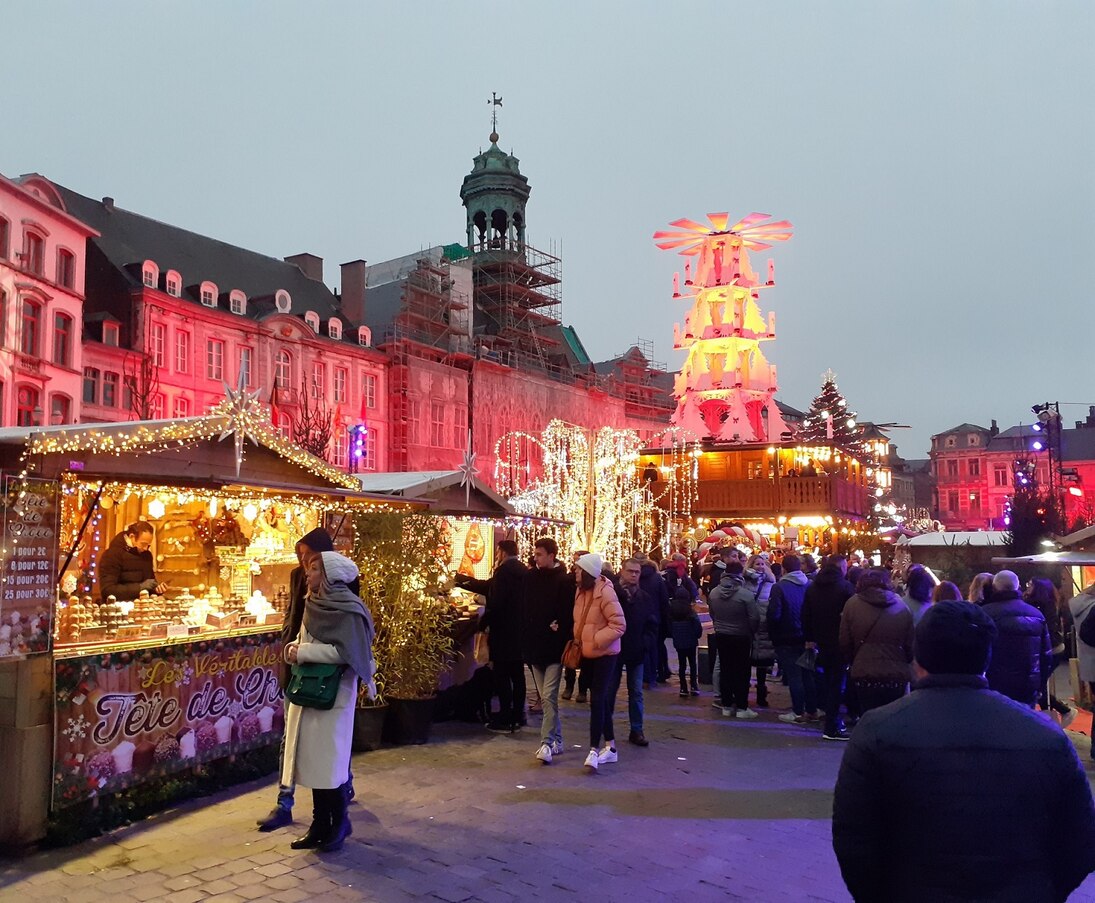 18. Weihnachtsmarkt »Mons Coeur en Neige« auf der Grand'Place de Mons