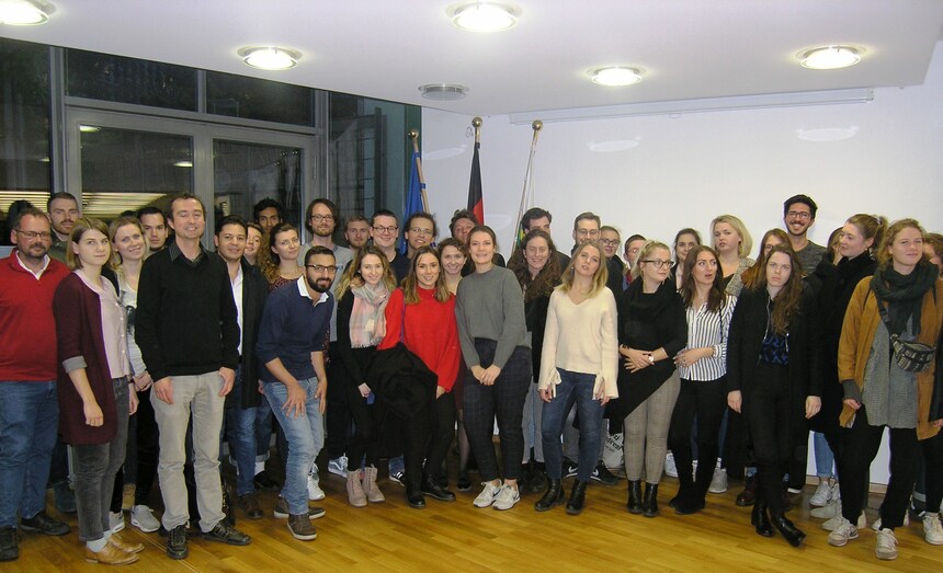 fröhliches Gruppenbild mit lachenden Teilnehmern