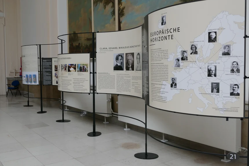 Standbilder der Ausstellung in einer Wellenform entlang der galerie des Museums mit Beschreibungen des euruopäischen Netzwerkes der Künstler.