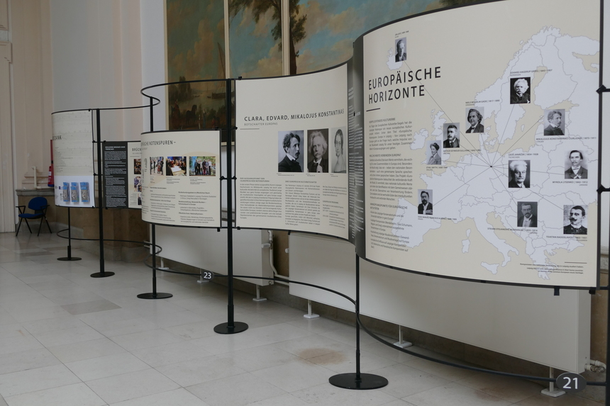 Standbilder der Ausstellung in einer Wellenform entlang der galerie des Museums mit Beschreibungen des euruopäischen Netzwerkes der Künstler.