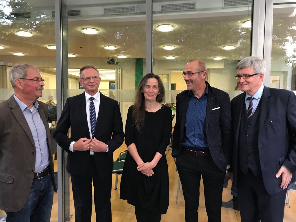 Gruppenfoto der Podiumsgäste zur Veranstaltung, stehend im Garten.