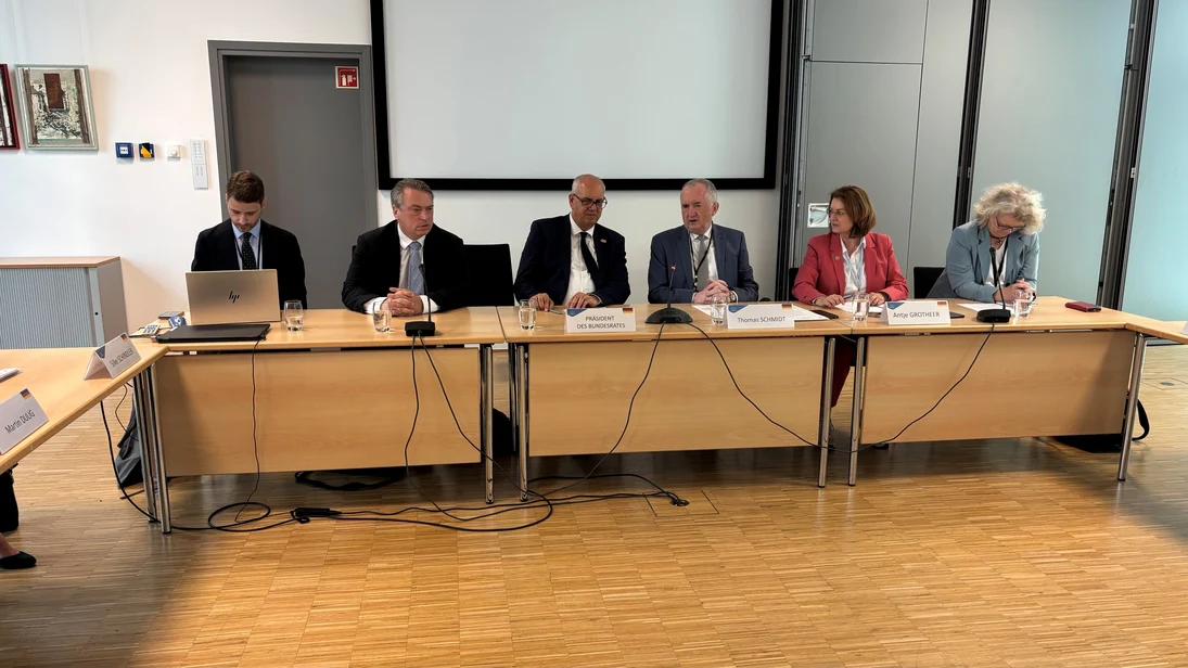 Der Bundesratspräsident Dr. Andreas Bovenschulte im Meinungsaustausch mit den Mitgliedern der Deutschen Delegation im AdR
