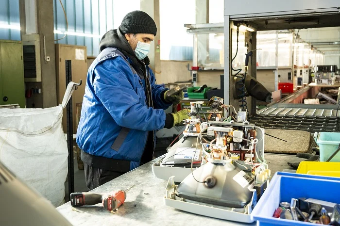 Mann repariert Elektronik