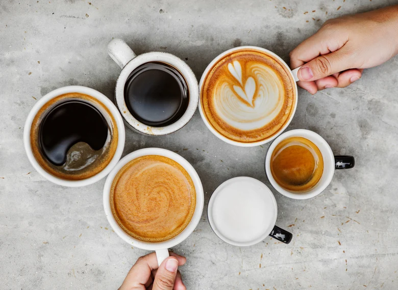 Verschiedene Kaffee- und Espresso-Tassen sind ansprechend angeordnet.