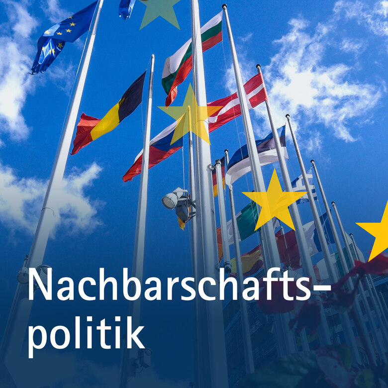 Verschiedene Fahnen wehen im Wind, unter anderem die Europafahne