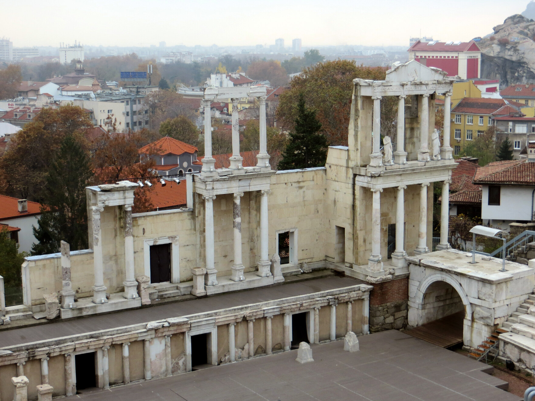 Foto des römischen Theaters in Plowdiw, Bulgarien.