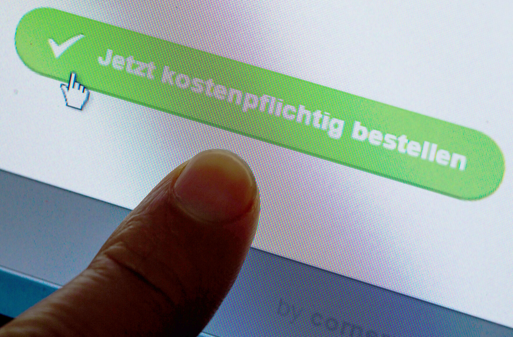 Ein Finger zeigt auf die Schaltfläche »Jetzt kostenpflichtig bestellen« auf einer Webseite.